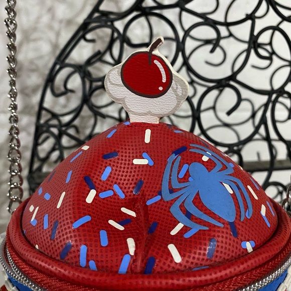 Danielle Nicole Marvel Spider-Man Cupcake Crossbody bag NWT - Picture 5 of 6